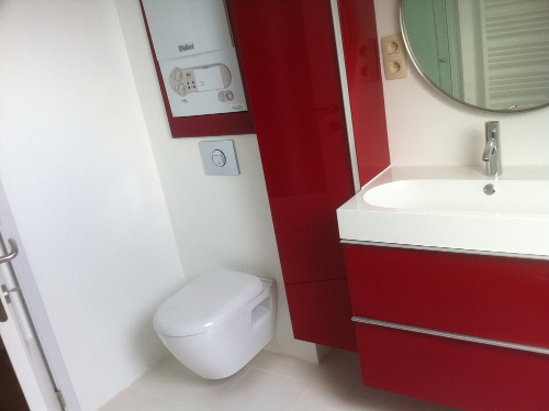 Salle de bain rouge